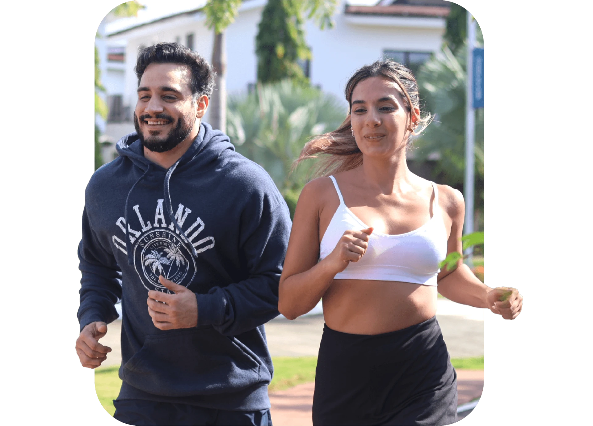 Pareja trotando en el boulevard de Costa Linda